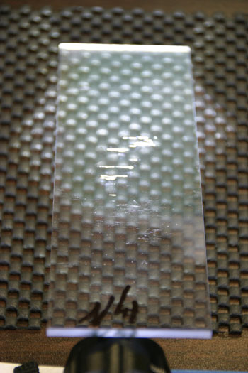 Пластинка из поликарбоната после воздействия незамерзающей жидкости для омывания стекол Fin tippa Stand Up Pouch.