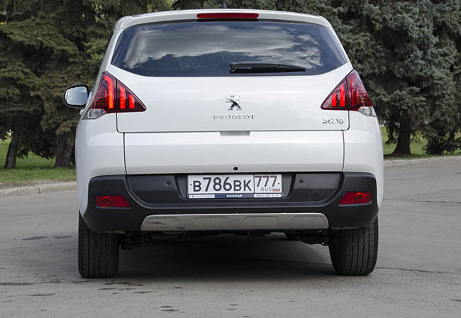 Новый Peugeot 3008 2014-го года сзади