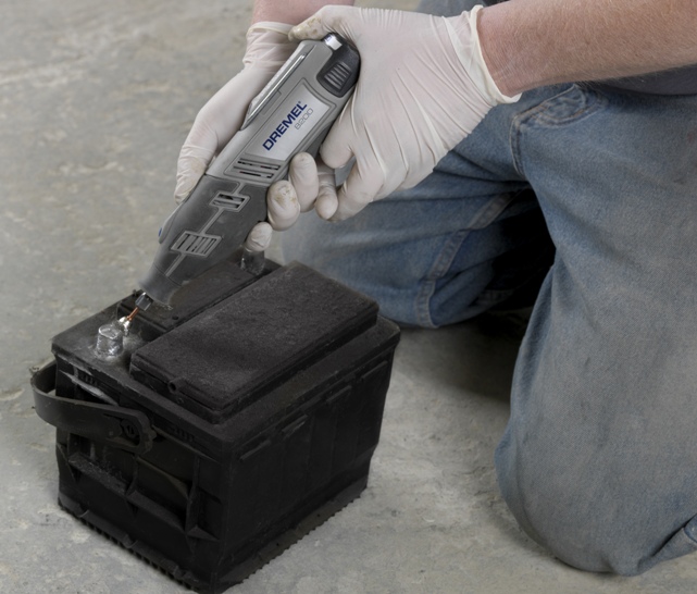 Берем Dremel 8200 и щетку из нержавеющей стали 531 и зачищаем клеммы аккумулятора