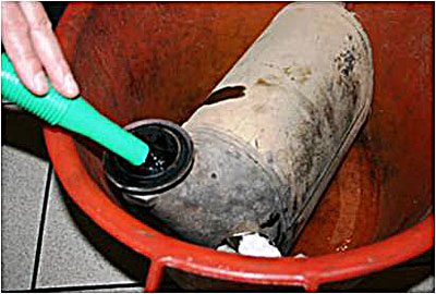 Чтобы произвести очистку, в демонтированный сажевый фильтр заливается состав Liqui Moly DPF Cleaner.