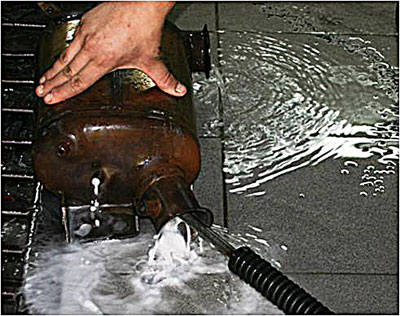После применения Liqui Moly DPF Cleaner нагар полностью с сажевого фильтра полностью удаляется водой.
