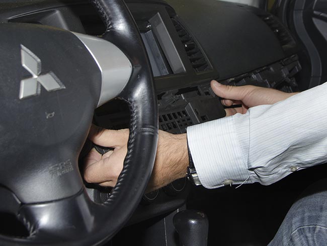 Установка GPS-маяка на Mitsubishi Lancer своими руками - снятие рамки магнитолы