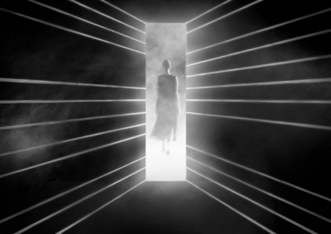    Lexus  , «Leading with Light» (« ») —   ,       ,       ,     .         ,        .