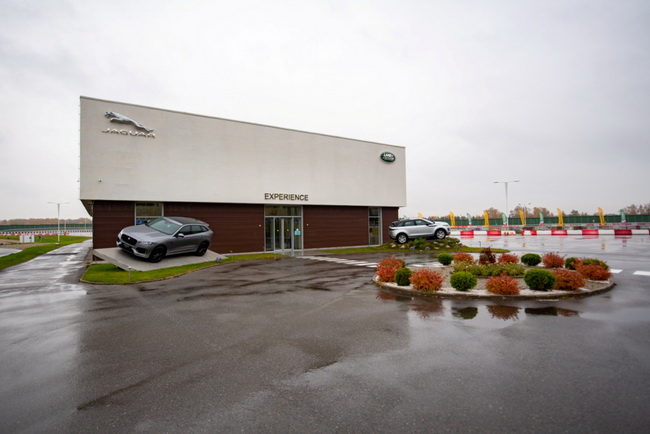 Jaguar Land Rover Experience –    ,   5      200   ,           «»,      «   70   Land Rover»,      Land Rover&Dogs,  500-   Jaguar I-PACE   ,  ,  ,     .
