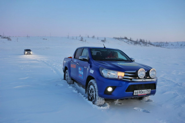     Toyota Hilux     :  ,  4-    2,4  2,8   150  177 . . ,     .