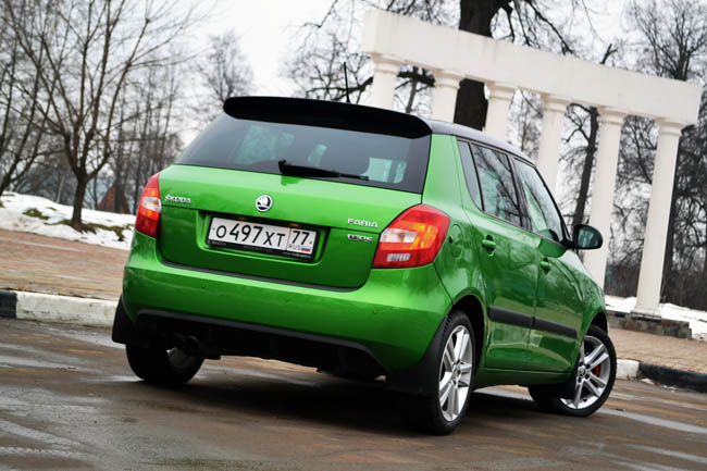 Skoda Fabia 2 сзади