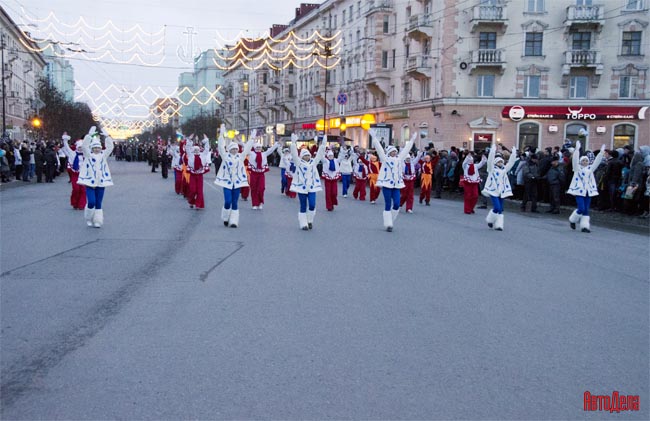 Праздничное шествие спортсменов на 78-м Празднике Севера в Мурманске началось