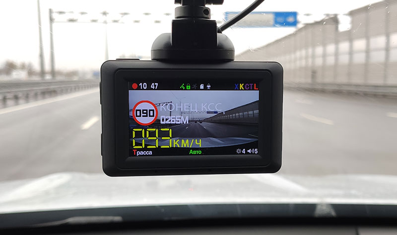 Обзор автомобильного комбинированного видеорегистратора Karadar K330SG
