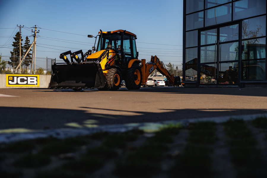  JCB 3CX и 4CX, грейдер Кировец К-714 и генераторы JVM — как ЛОНМАДИ укрепляет лидерство на рынке спецтехники в России