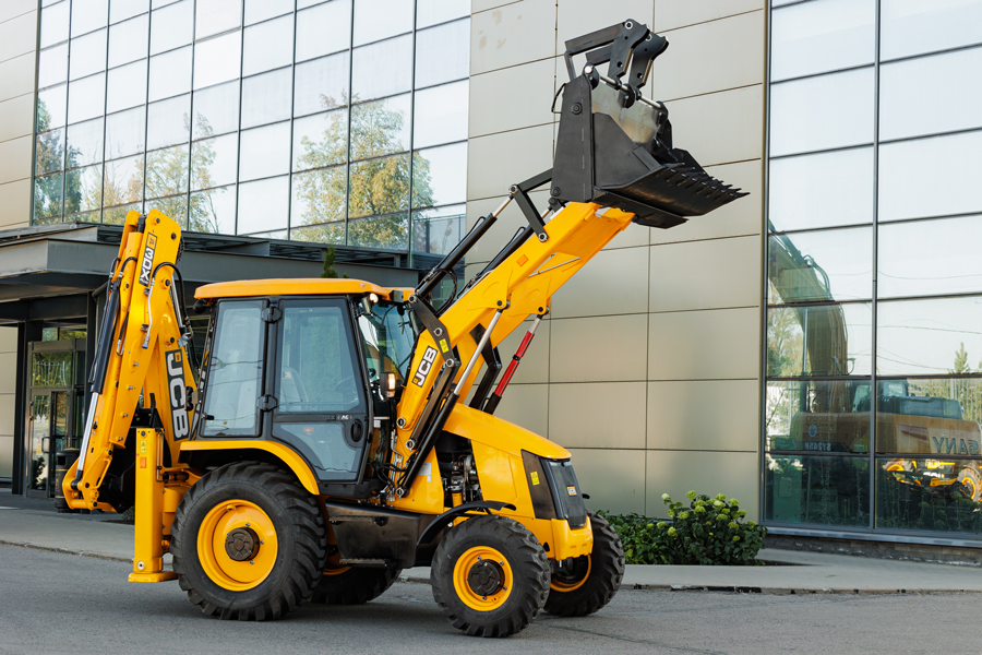  JCB 3CX и 4CX, грейдер Кировец К-714 и генераторы JVM — как ЛОНМАДИ укрепляет лидерство на рынке спецтехники в России