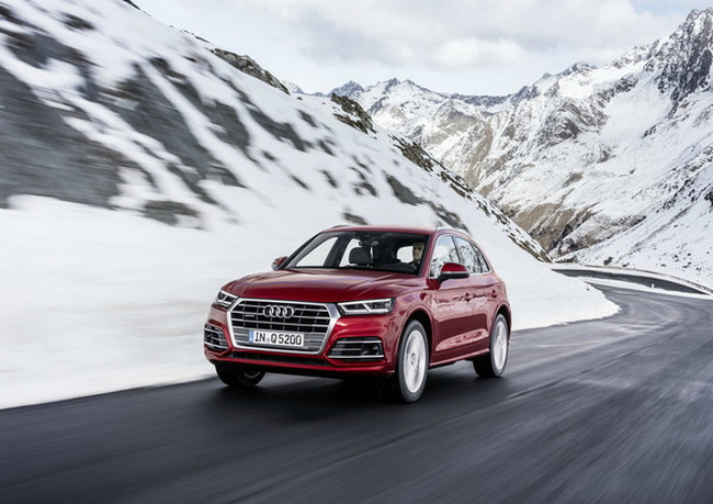    Audi Q5 2.0 TFSI quattro   (Garnet Red).
