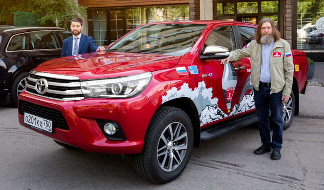     ,       Toyota Hilux,      ,           .