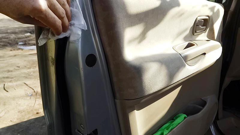Обработка уплотнителей дверей автомобиля средством для ухода за резиной Liqui Moly Gummi-pflege