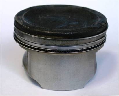 Нагар на головке поршня может привести к изменению степени сжатия цилиндра, но его можно удалить использую средства для промывки масляной системы двигателя