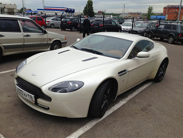  Aston Martin V8 Vantage