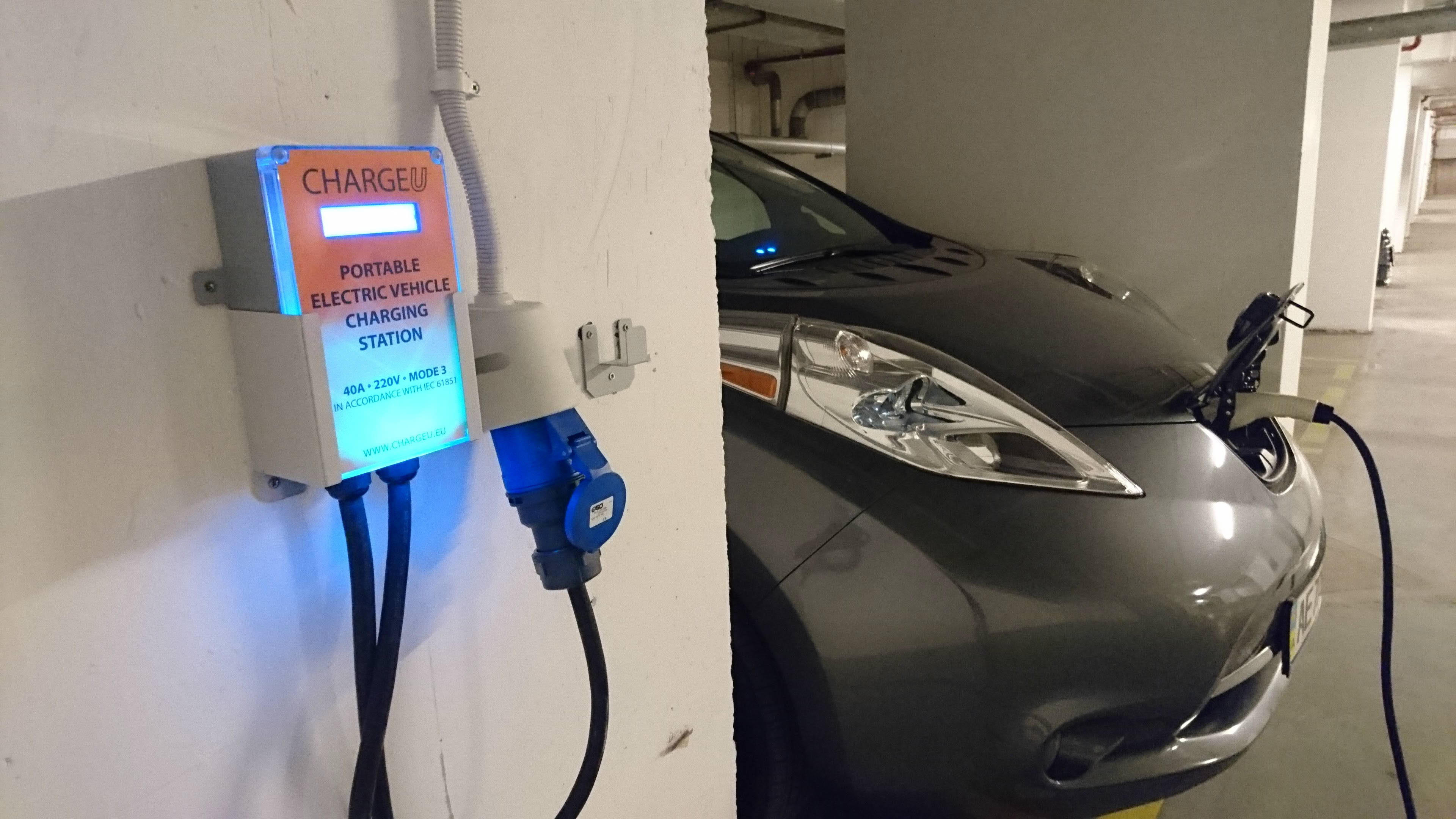 Мощность зарядной станции. Nissan Leaf зарядное. Nissan Leaf электромобиль зарядка. Nissan Leaf зарядка от розетки. Щиток для подзарядки Nissan Leaf на 220.